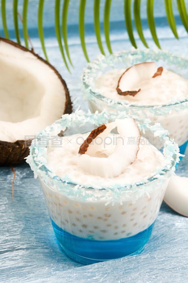 椰子布丁,含木薯珍珠和荔枝果凍