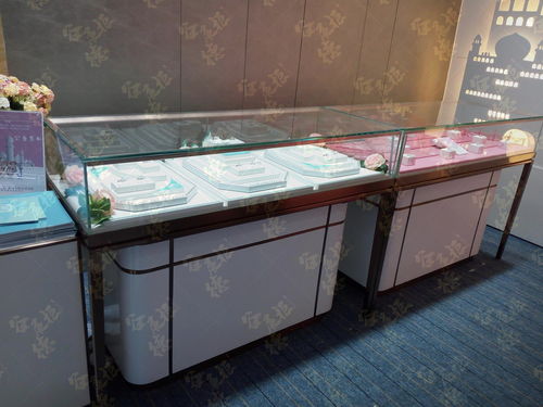六福珠寶展柜定制 打造奢華品牌形象與提升銷(xiāo)售的藝術(shù)